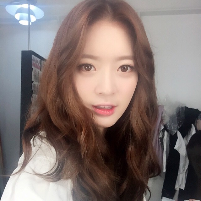 아영(달샤벳) 150428 인스타그램 - 누굴까 뒤에