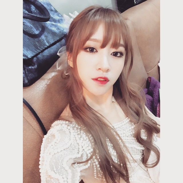 150503 하니(exid) 인스타그램 - 우헤헤 오늘 공주님 옷 입었다...:)