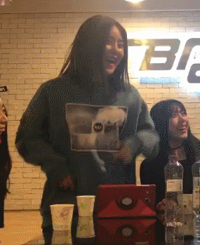 브레이브걸스 브이앱 아이린 닮은꼴 유나 위주 짤.gif