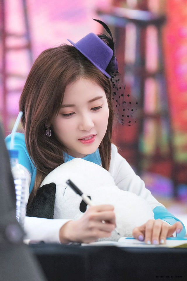 윤채경(1).jpg