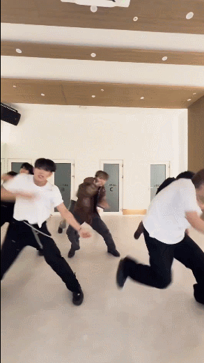 c0a5075bff082f0a4e08ce7409d0c58c_1757684995_4121.gif