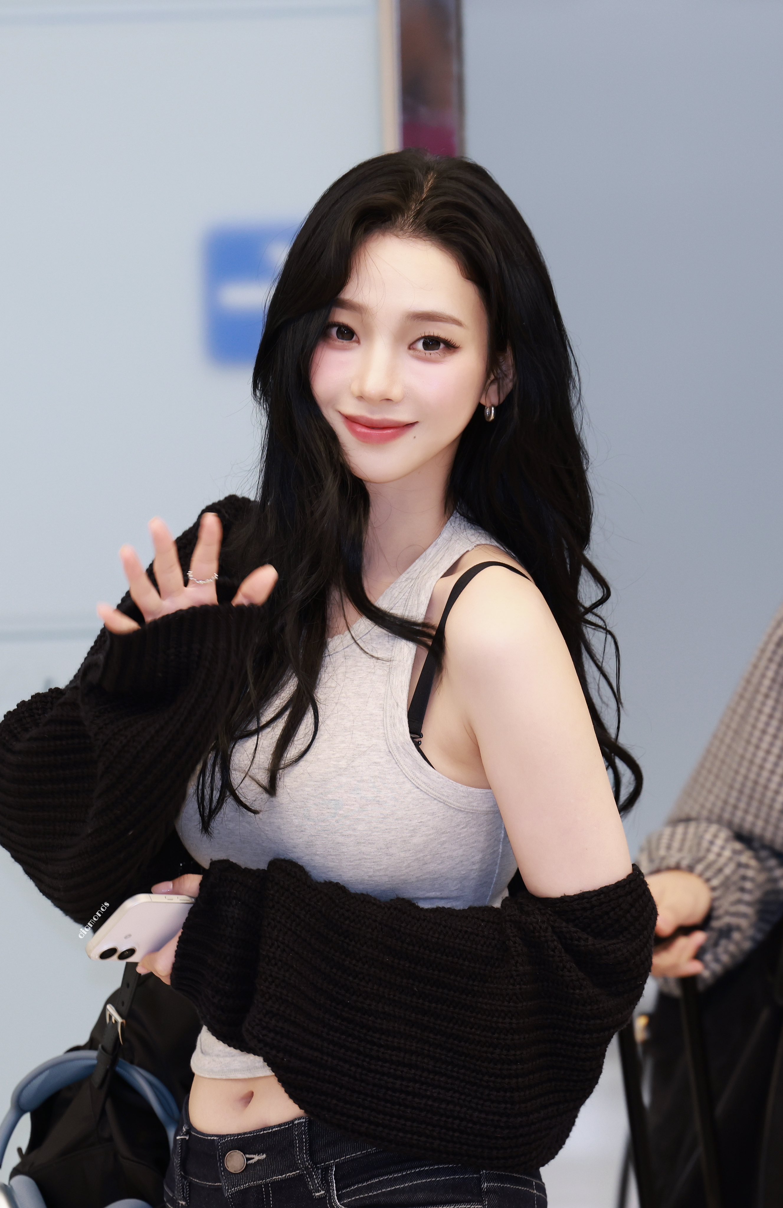 밤 늦게 입국한 카리나 사진