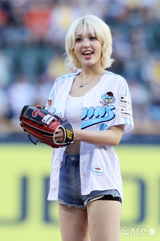 LG 트윈스 시구 하러 간 전소미.jpg