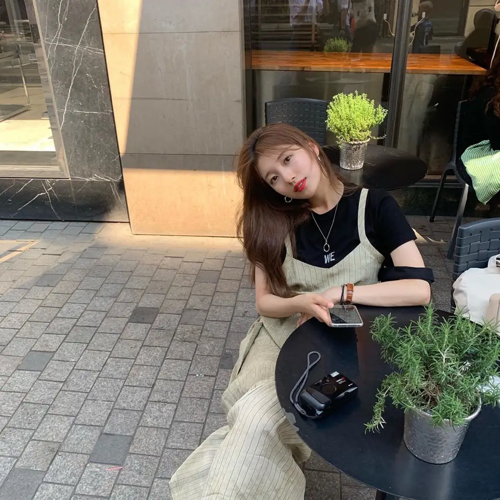 수지가 여행 중 입은 티셔츠