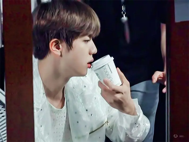 눈 감고 커피 마시는 방탄 진.gif