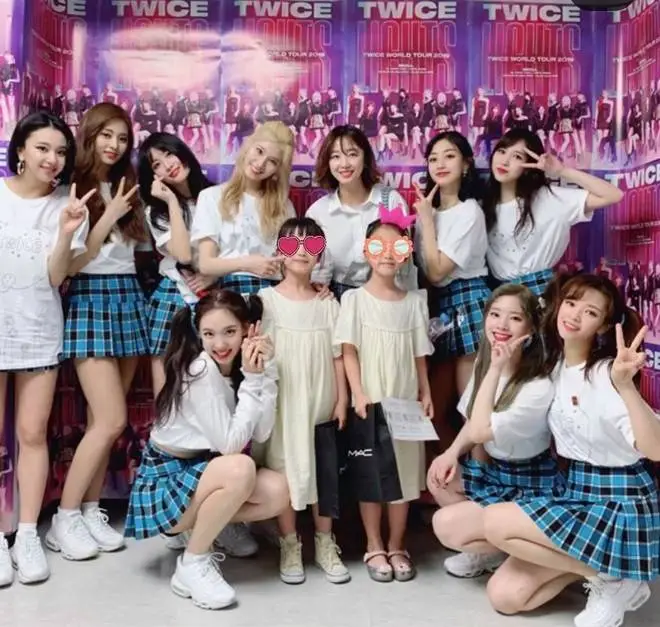 트와이스 콘서트에 간 정형돈 와이프와 딸들