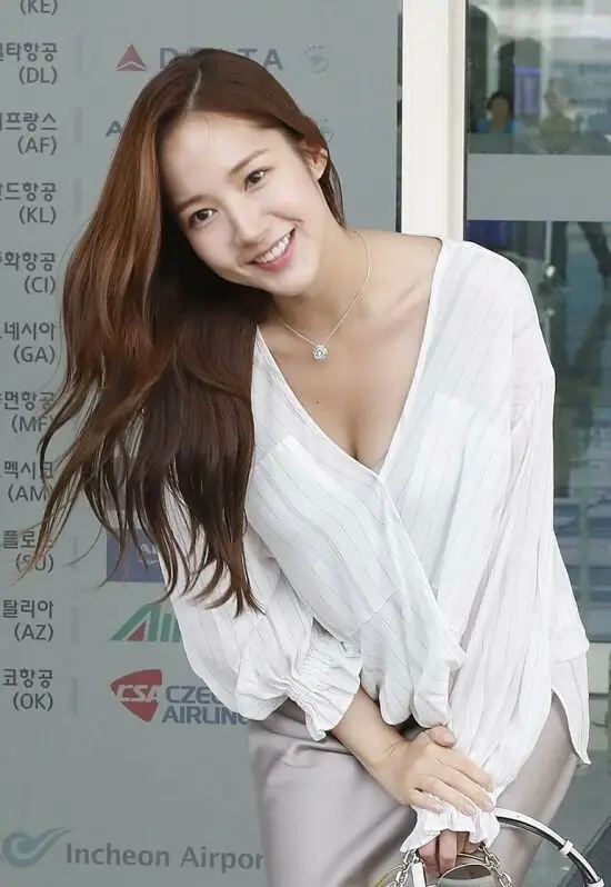 바람에 드러나는 박민영의 명품실루엣