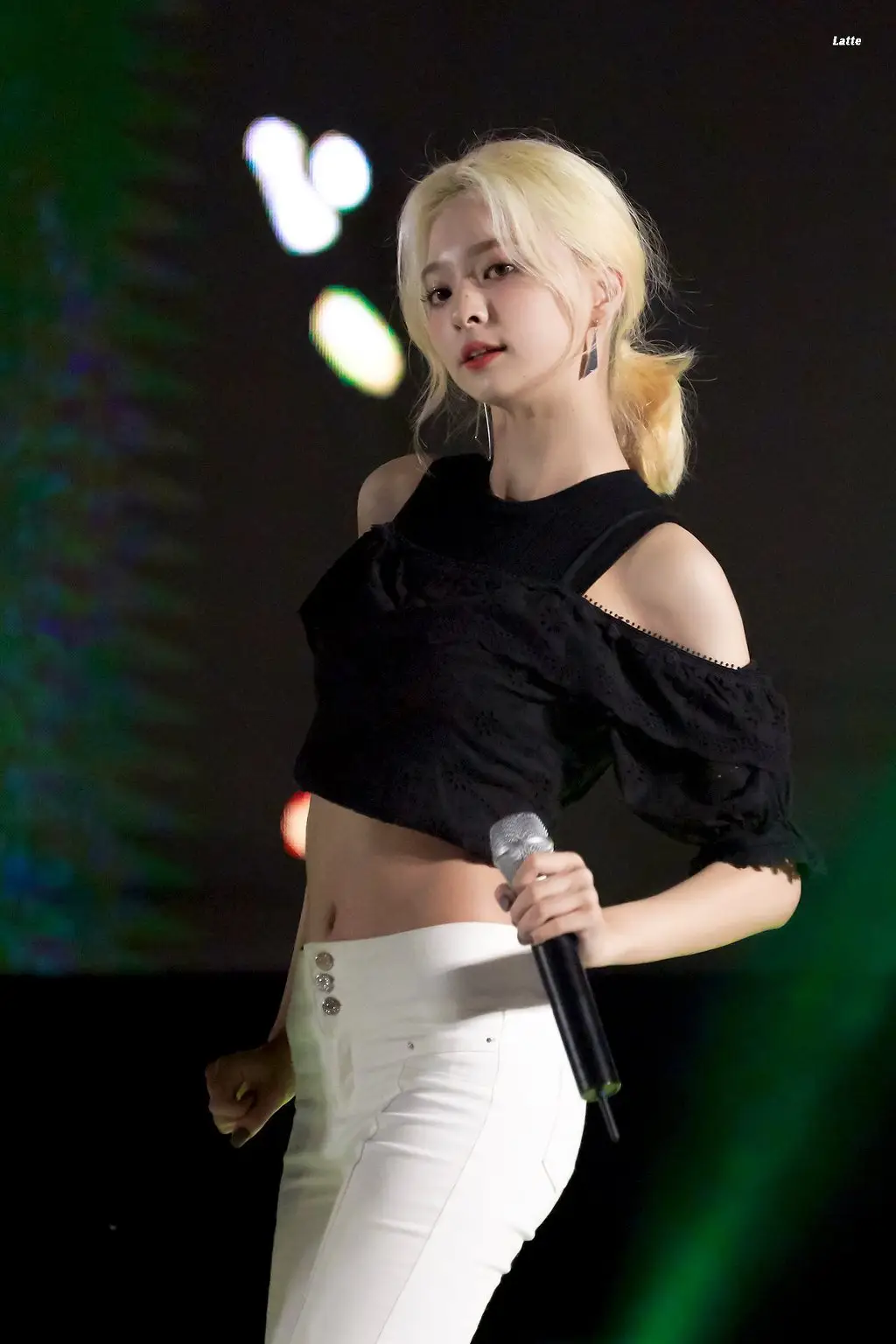 백바지 입은 프로미스나인 이나경