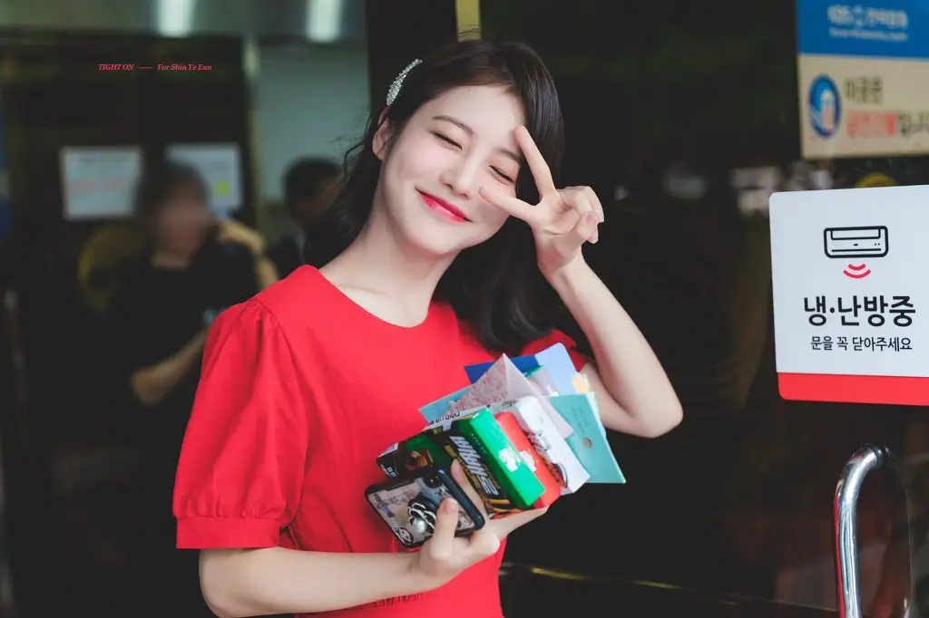 오늘자 뮤뱅 출근하는 MC 신예은