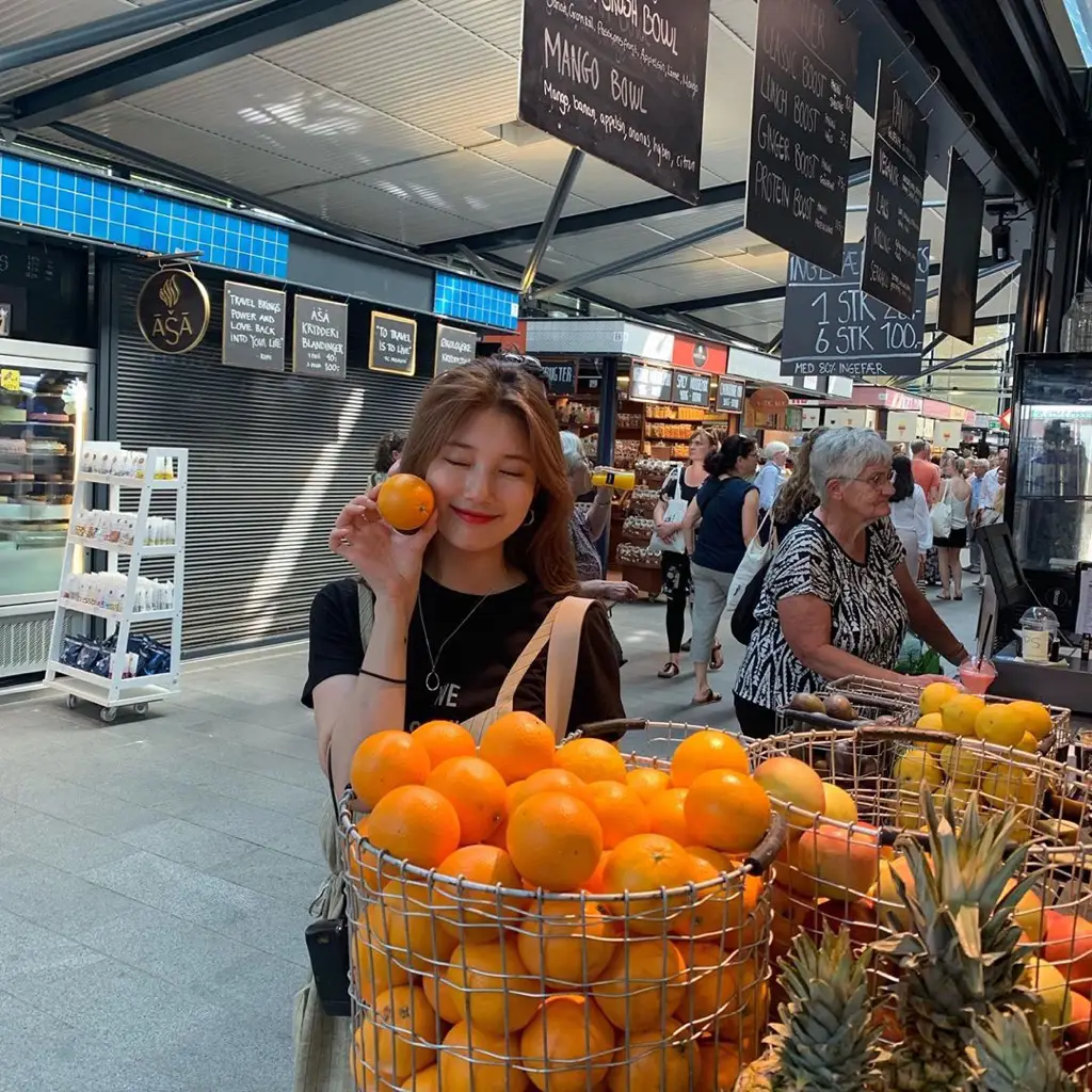 수지가 여행 중 입은 티셔츠