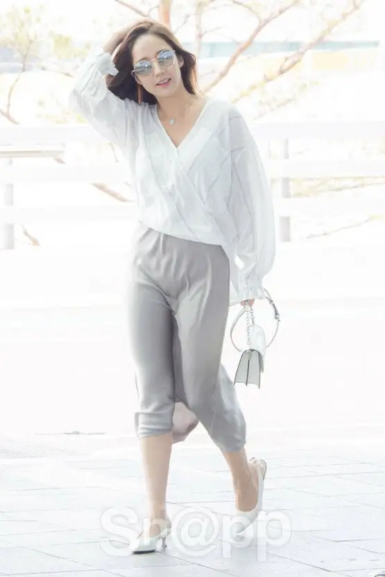 바람에 드러나는 박민영의 명품실루엣