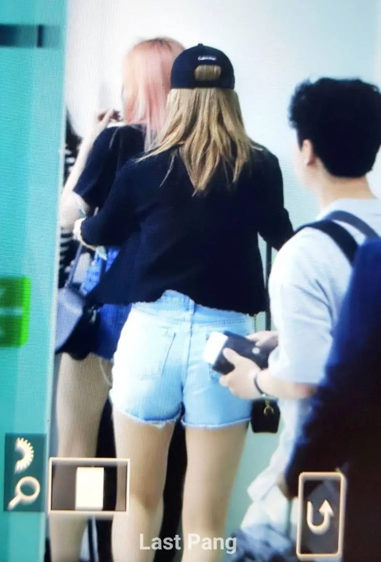 오늘자 아이즈원 안유진 뒤태.gif