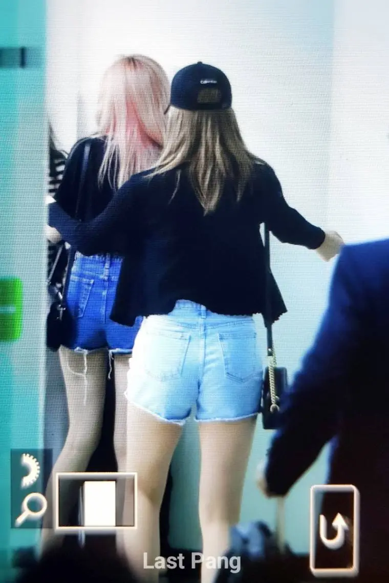 오늘자 아이즈원 안유진 뒤태.gif