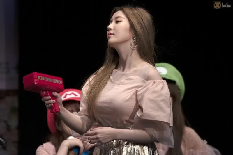 묵직한 권리더(아이즈원 권은비)