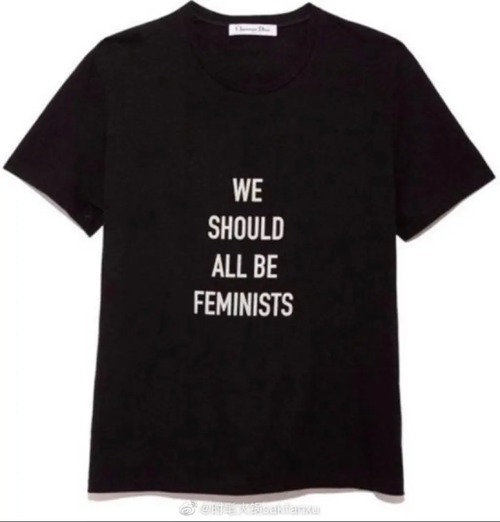 수지가 여행 중 입은 티셔츠