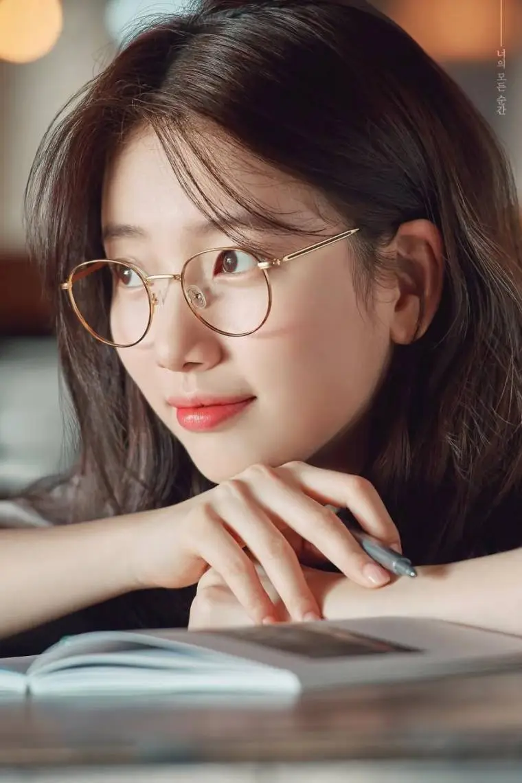 안경 쓴 수지