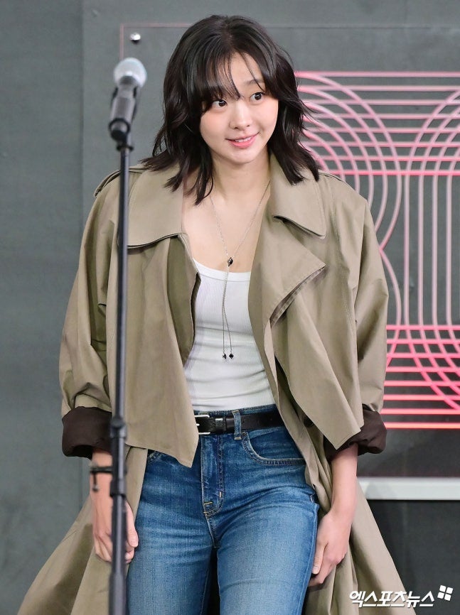 부산 국제영화제 야외 무대인사 김다미.jpg
