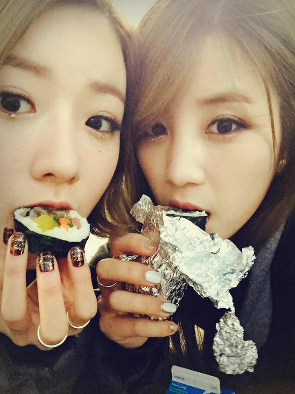 에이핑크 141214 트윗 업뎃 - 초롱이 뽀미가 쏜 김밥!!! 맛있게 드시길 ♡