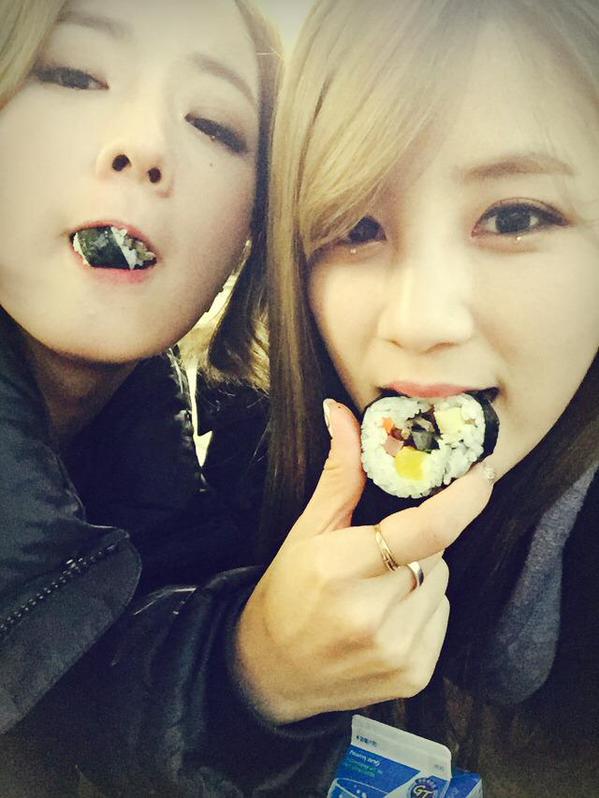 에이핑크 141214 트윗 업뎃 - 초롱이 뽀미가 쏜 김밥!!! 맛있게 드시길 ♡