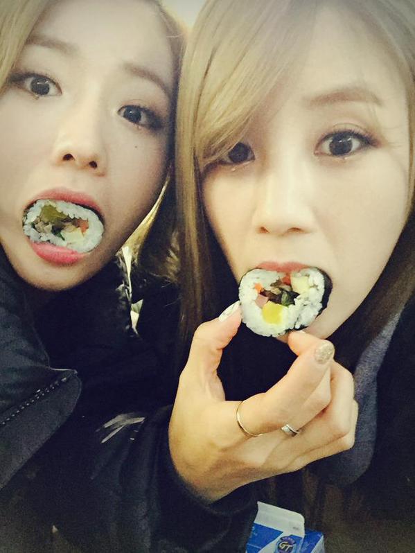 에이핑크 141214 트윗 업뎃 - 초롱이 뽀미가 쏜 김밥!!! 맛있게 드시길 ♡