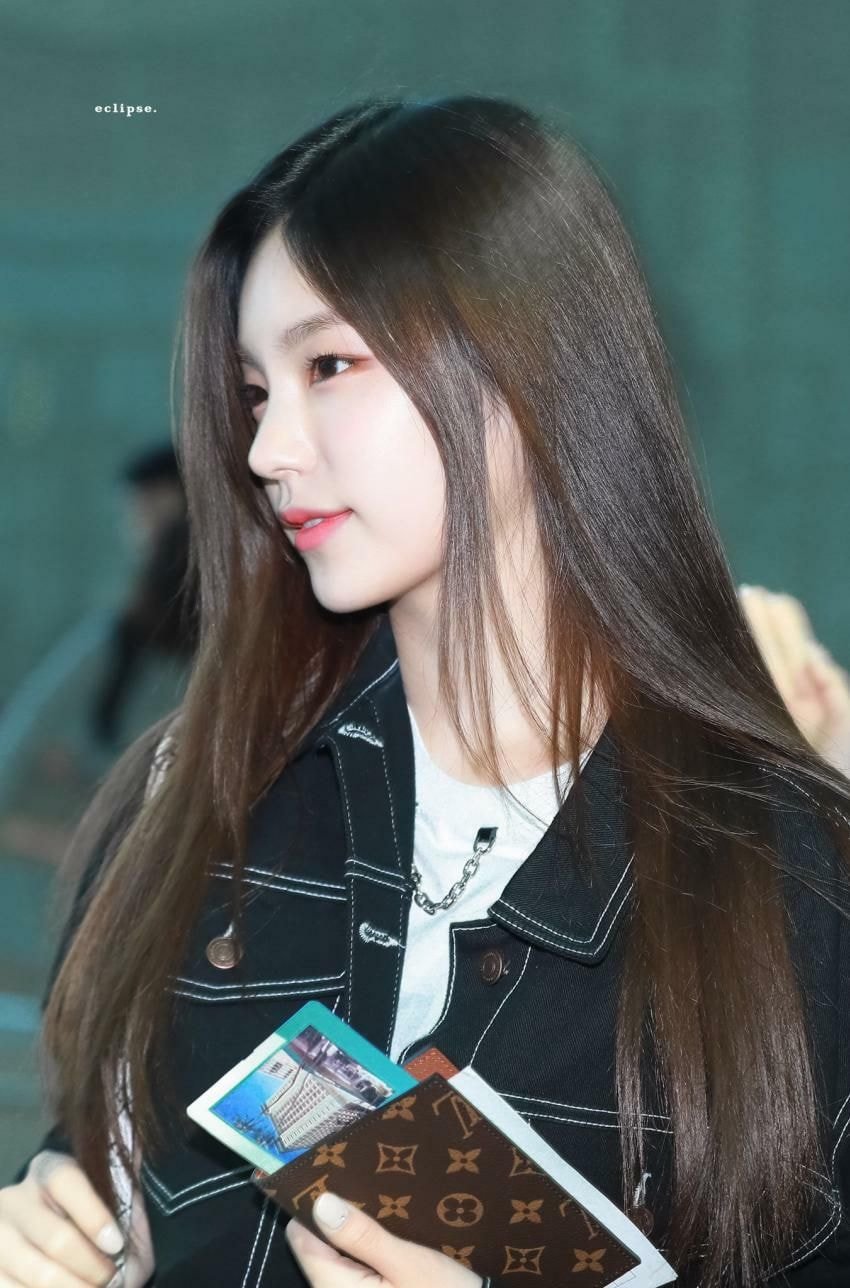 ITZY 예지 옆모습.jpg