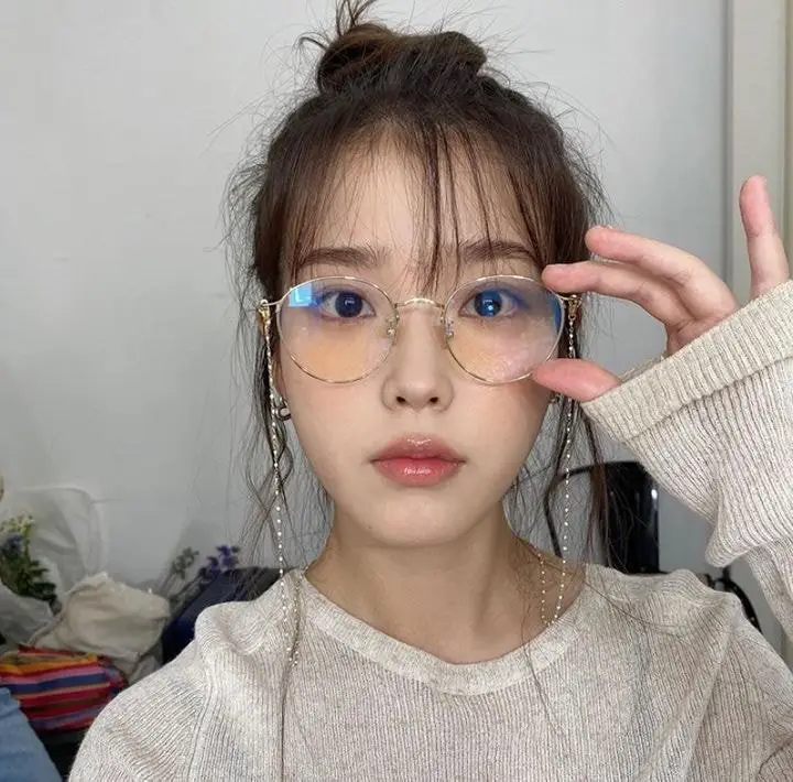 안경 착용한 아이유.insta