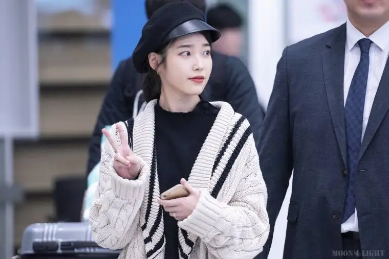 #아이유 (#이지은) @ 181226 ICN.jpg