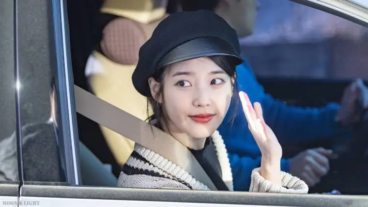 #아이유 (#이지은) @ 181226 ICN.jpg