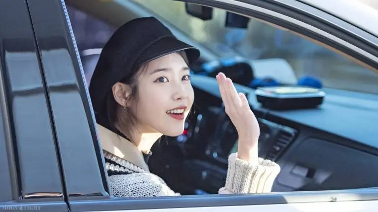 #아이유 (#이지은) @ 181226 ICN.jpg