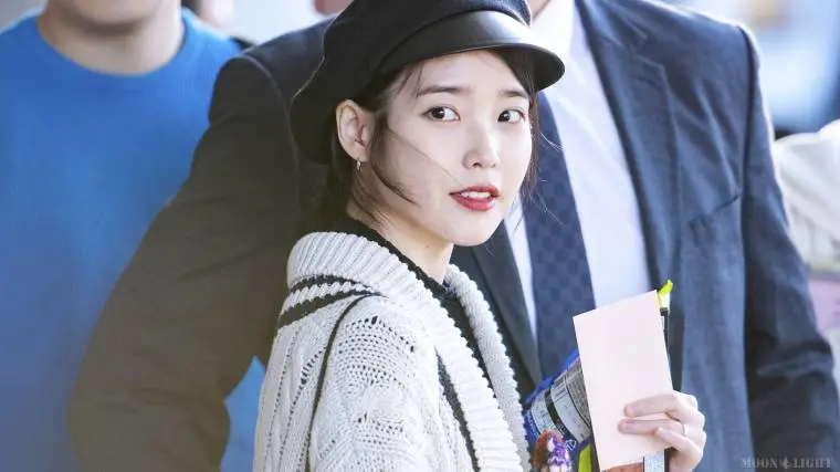 #아이유 (#이지은) @ 181226 ICN.jpg