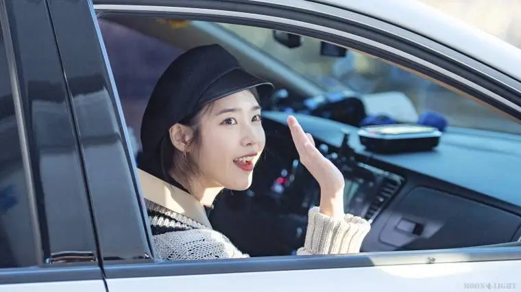 #아이유 (#이지은) @ 181226 ICN.jpg