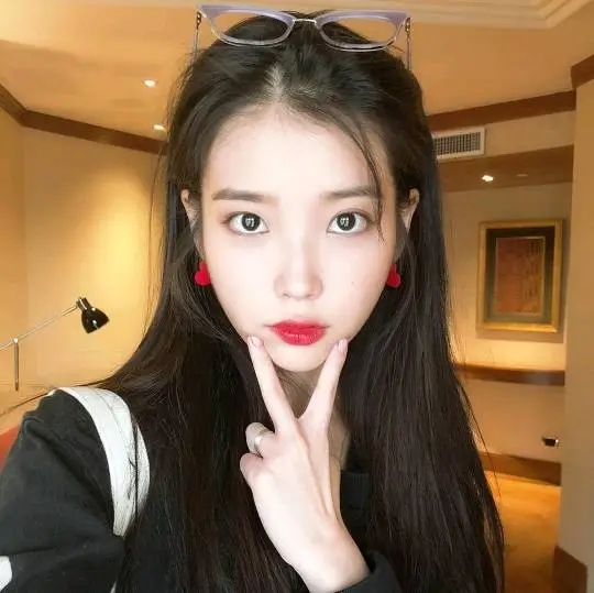 오늘자 아이유 인별.jpg