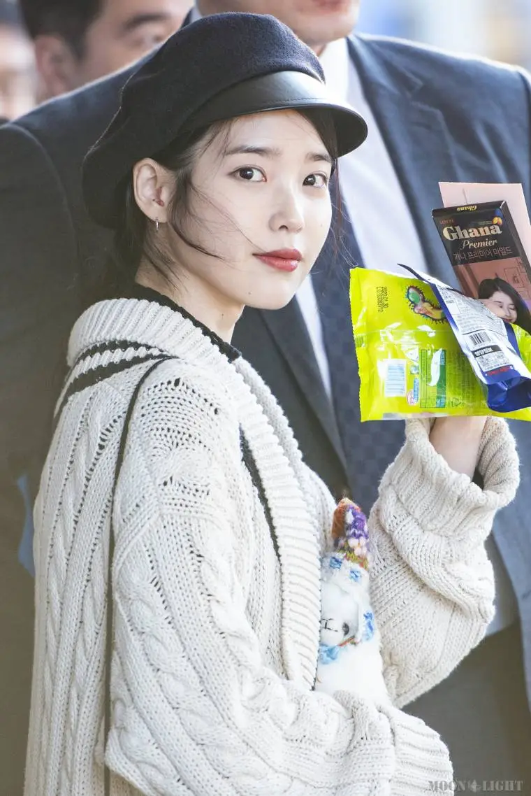 #아이유 (#이지은) @ 181226 ICN.jpg