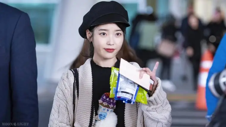 #아이유 (#이지은) @ 181226 ICN.jpg