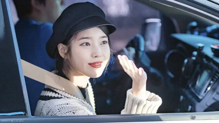 #아이유 (#이지은) @ 181226 ICN.jpg