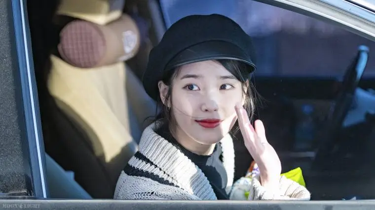 #아이유 (#이지은) @ 181226 ICN.jpg