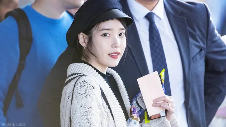 #아이유 (#이지은) @ 181226 ICN.jpg