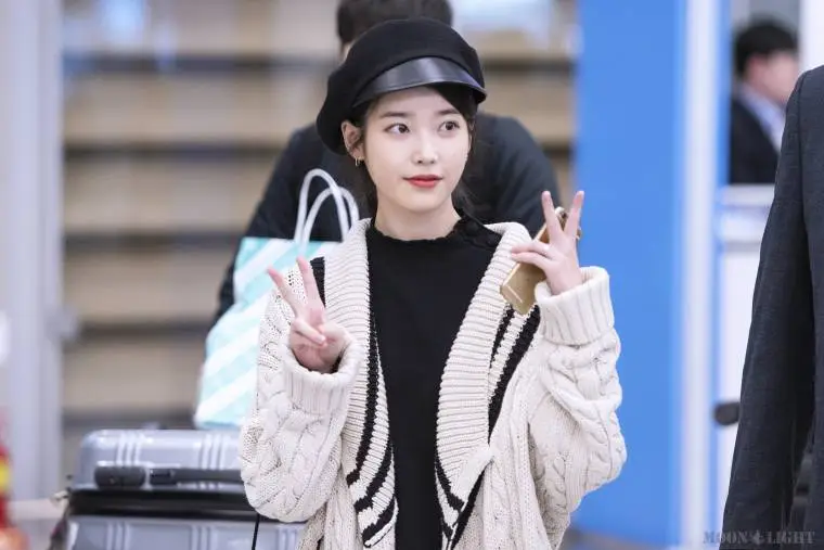 #아이유 (#이지은) @ 181226 ICN.jpg