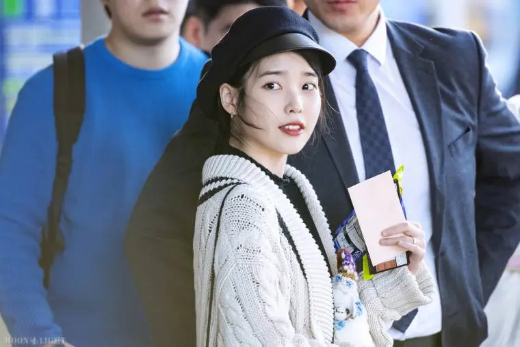 #아이유 (#이지은) @ 181226 ICN.jpg