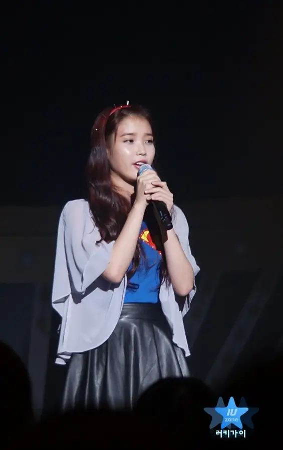 슈퍼걸로 변신한 아이유.jpg