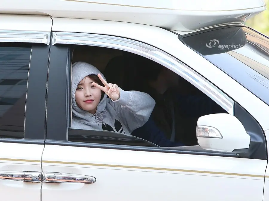 아이유 130422 인기가요 퇴근길 직찍 by eyephoto＆피터팬컴플렉스