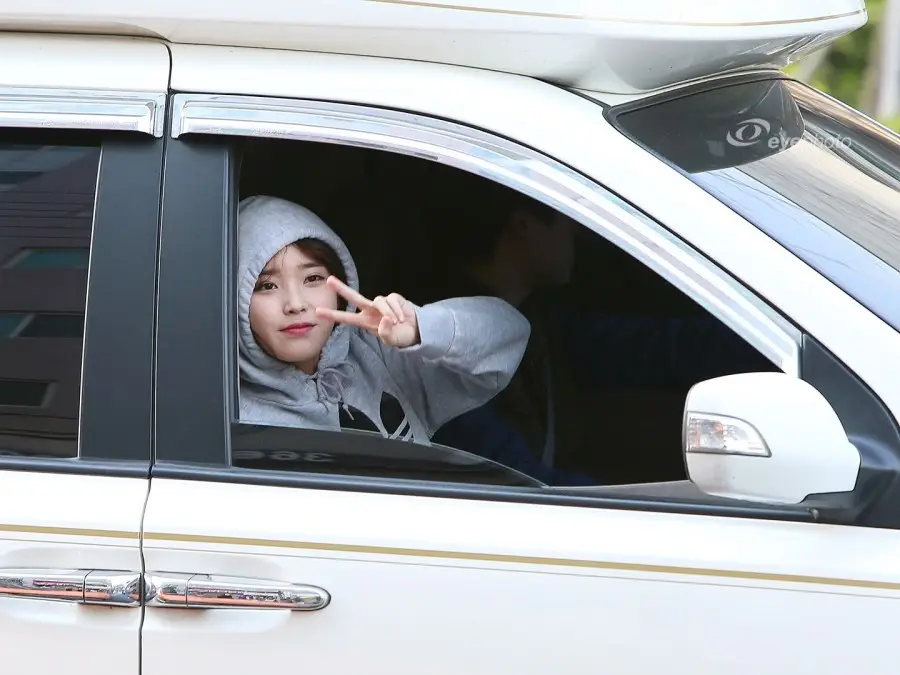 아이유 130422 인기가요 퇴근길 직찍 by eyephoto＆피터팬컴플렉스