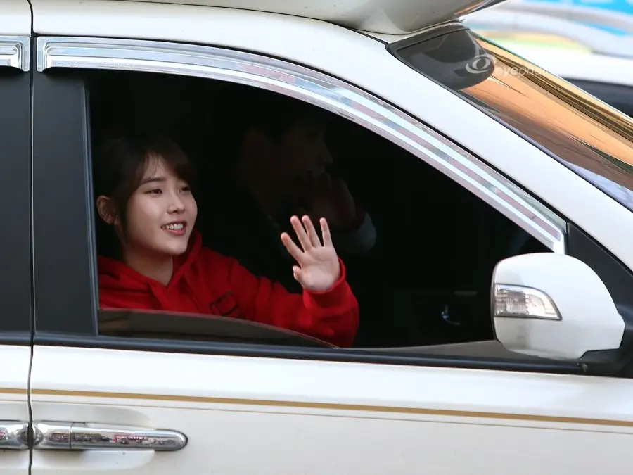 아이유 직찍 - 130331 인기가요 퇴근 by eyephoto