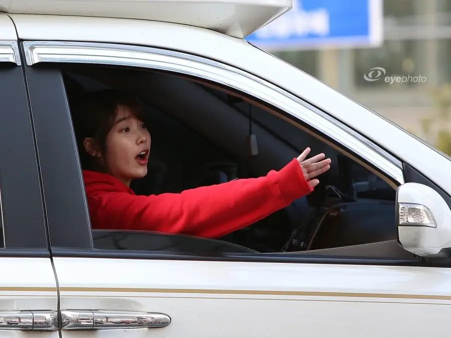 아이유 직찍 - 130331 인기가요 퇴근 by eyephoto