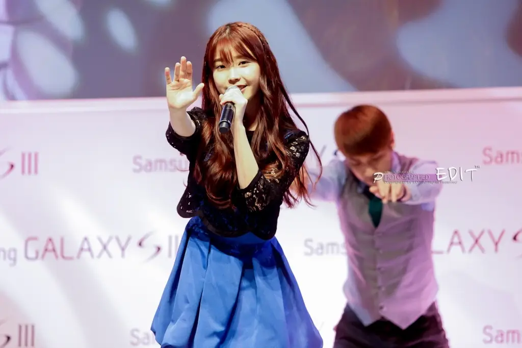 121214 갤럭시s3 팬미팅 아이유 직찍 Photo by EDIT