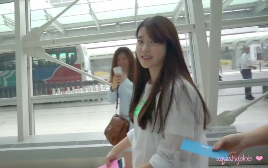 120601 아이유 일본 팬미팅 나고야 중부공항 출국 직찍 by squishy_blob