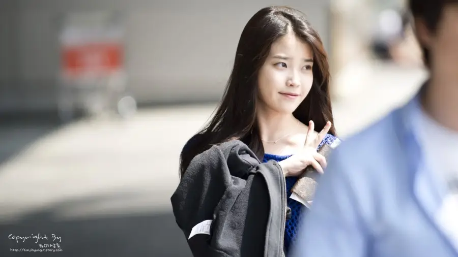 아이유(IU) 직찍 :: 130523 인천공항 입국 by 쭈아삼촌, 레드문