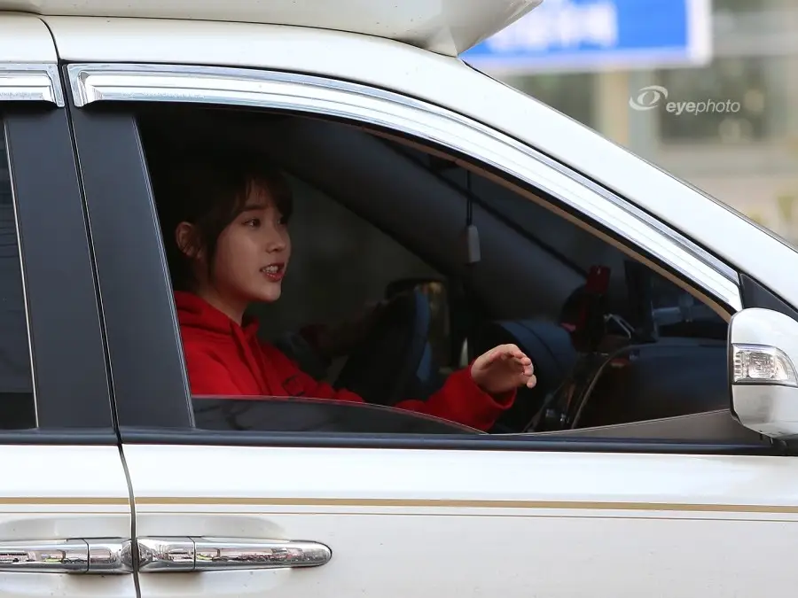 아이유 직찍 - 130331 인기가요 퇴근 by eyephoto