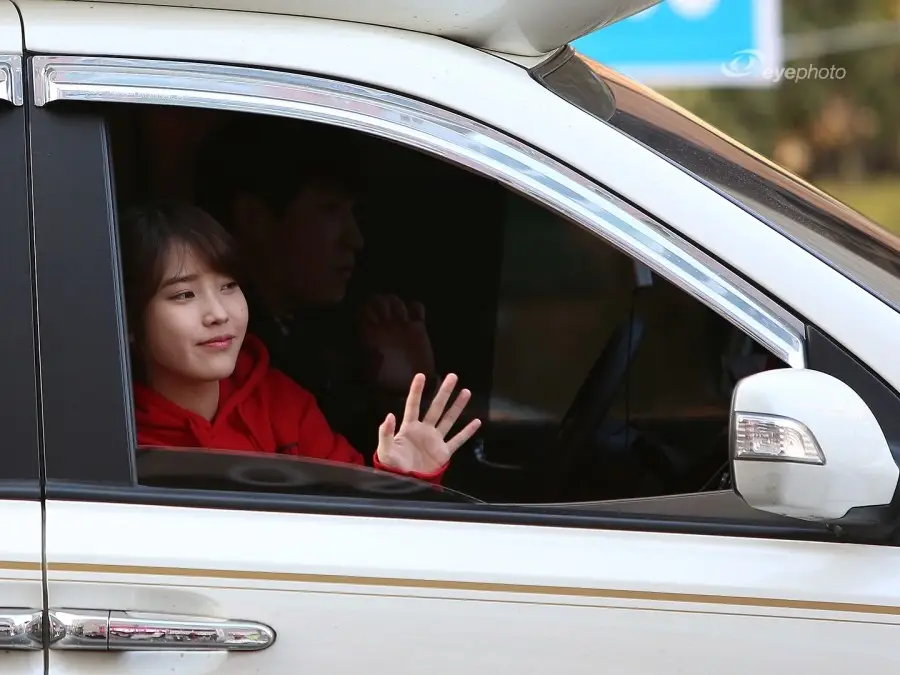 아이유 직찍 - 130331 인기가요 퇴근 by eyephoto