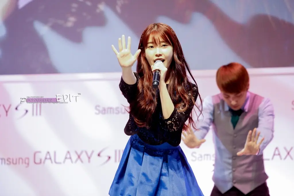 121214 갤럭시s3 팬미팅 아이유 직찍 Photo by EDIT